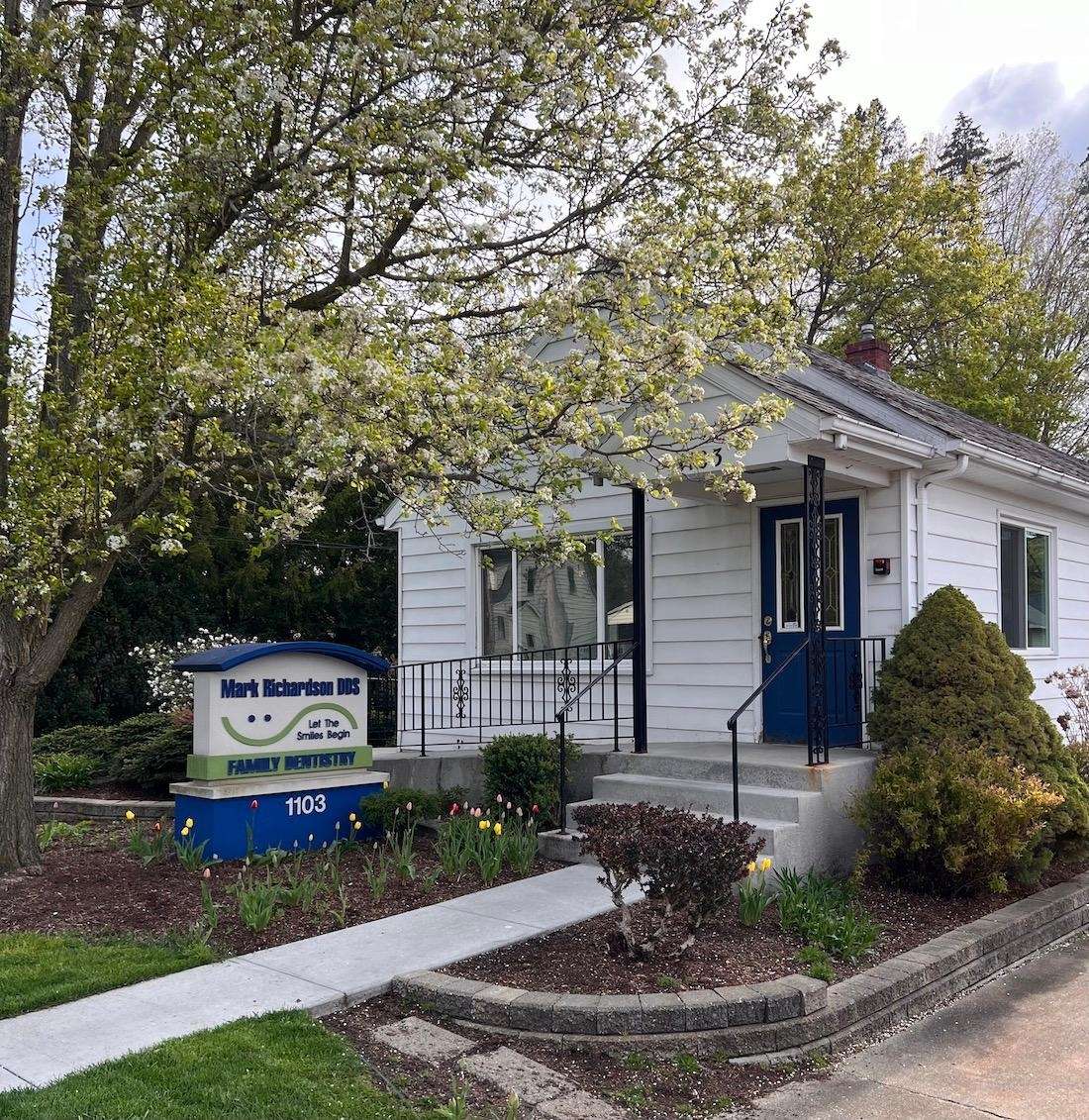 Exterior of Mark E. Richardson, DDS exterior and sign of